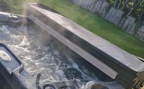 3 Bed Detached House & Hot Tub