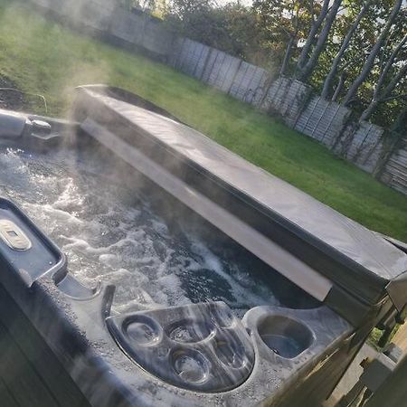 3 Bed Detached House & Hot Tub Villa Wrexham Exterior photo
